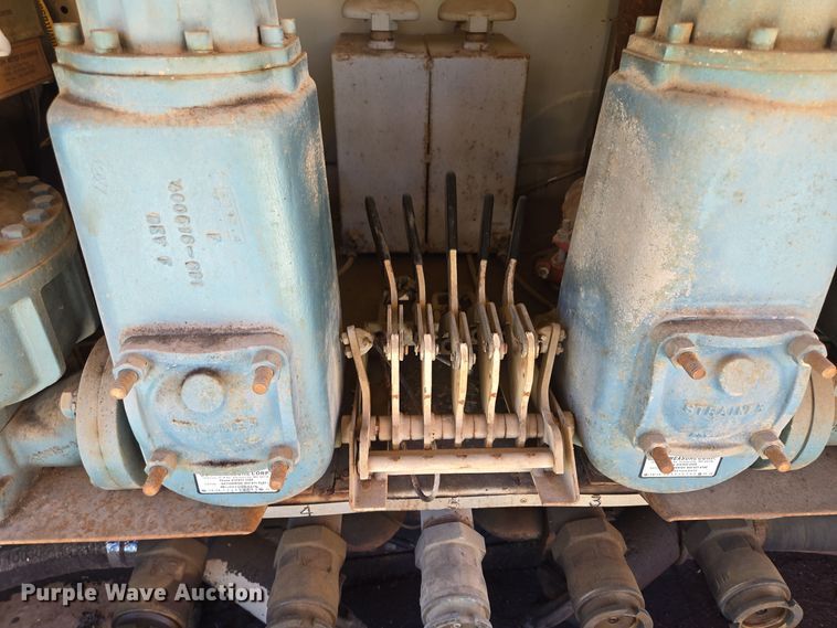 image for item EE8658 2000 International  4900 fuel / lube truck