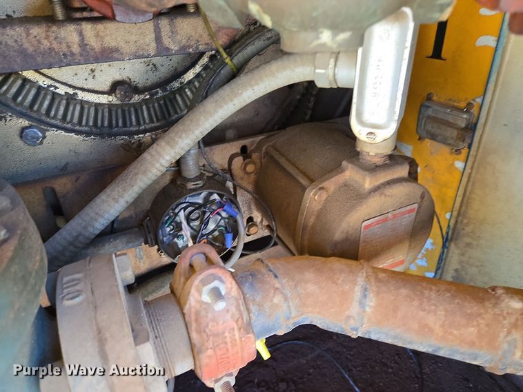 image for item EE8658 2000 International  4900 fuel / lube truck