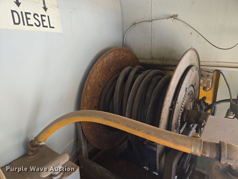 image for item EE8658 2000 International  4900 fuel / lube truck