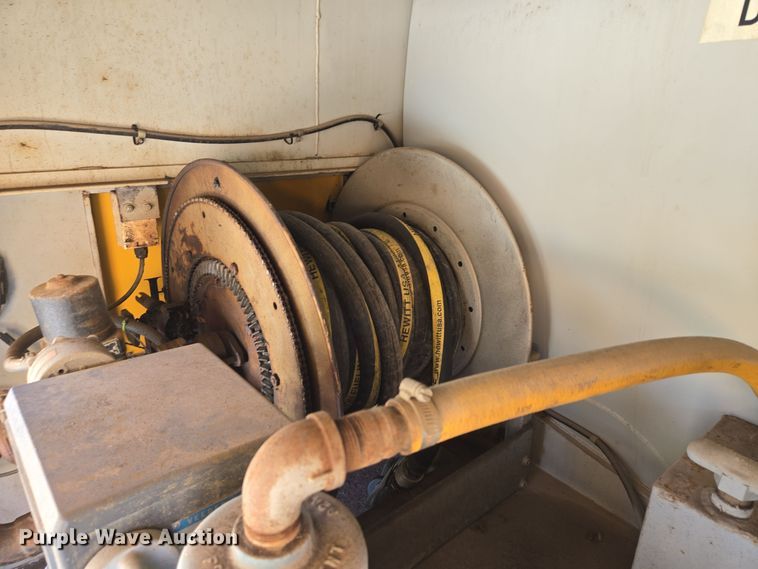 image for item EE8658 2000 International  4900 fuel / lube truck