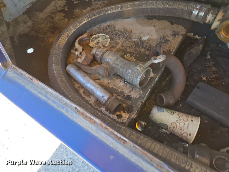 image for item EE8658 2000 International  4900 fuel / lube truck