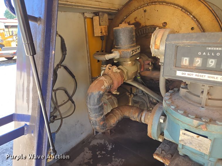 image for item EE8658 2000 International  4900 fuel / lube truck