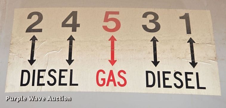 image for item EE8658 2000 International  4900 fuel / lube truck