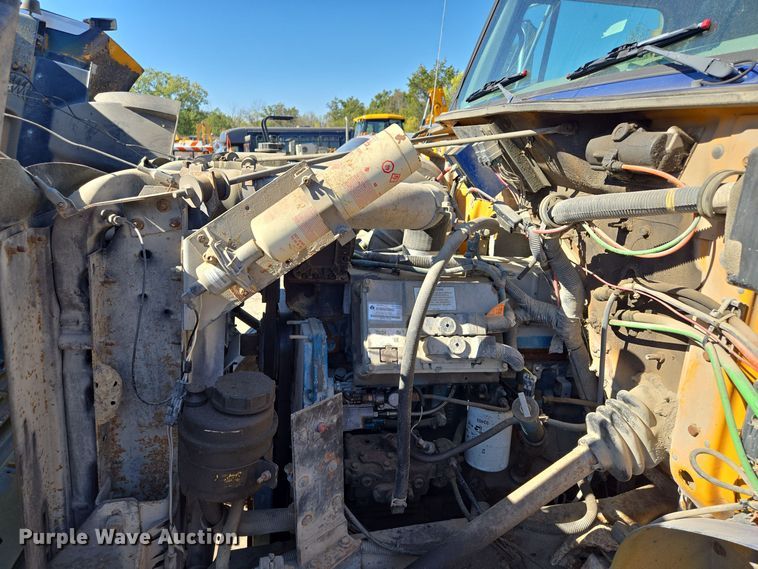 image for item EE8658 2000 International  4900 fuel / lube truck