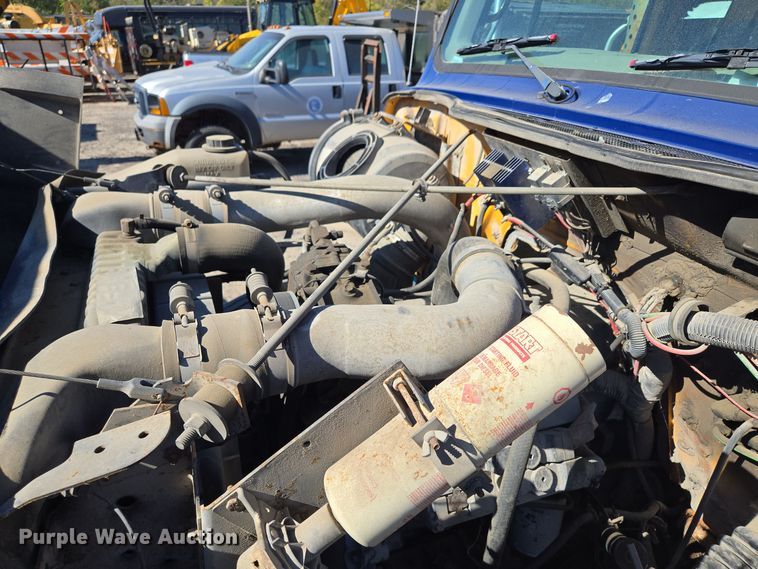 image for item EE8658 2000 International  4900 fuel / lube truck