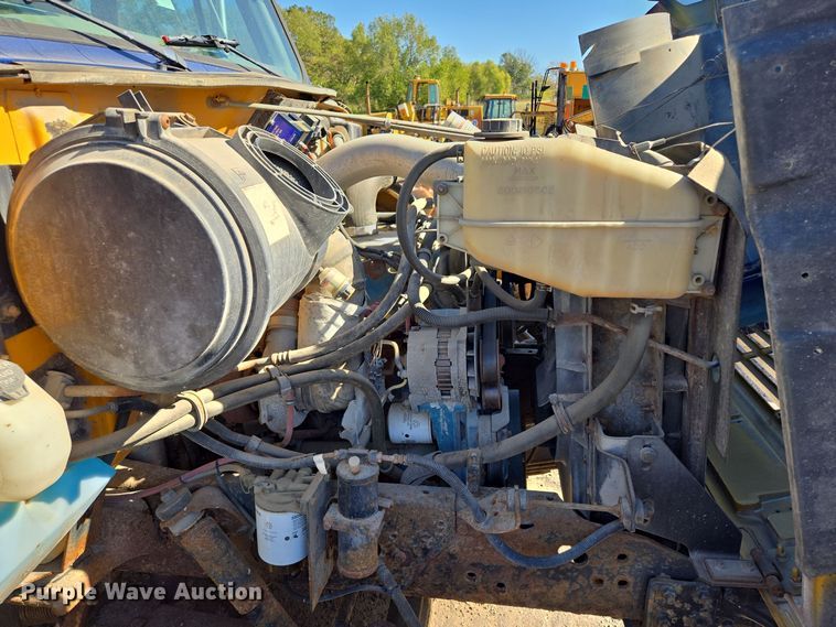 image for item EE8658 2000 International  4900 fuel / lube truck