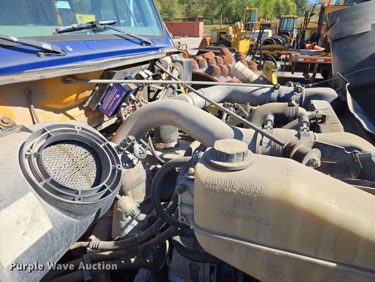 image for item EE8658 2000 International  4900 fuel / lube truck