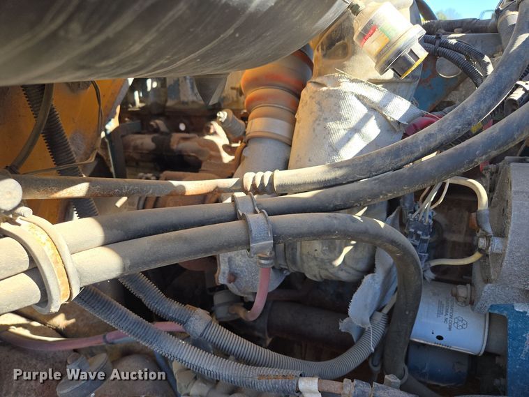 image for item EE8658 2000 International  4900 fuel / lube truck