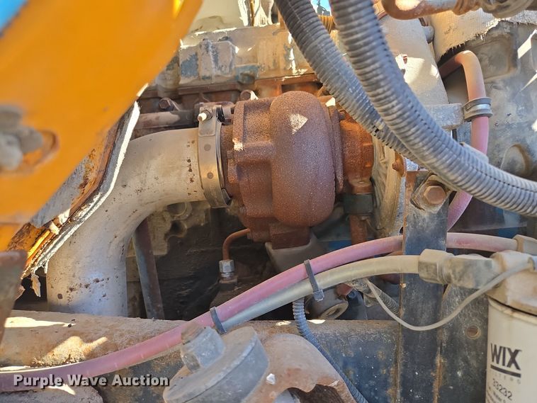 image for item EE8658 2000 International  4900 fuel / lube truck