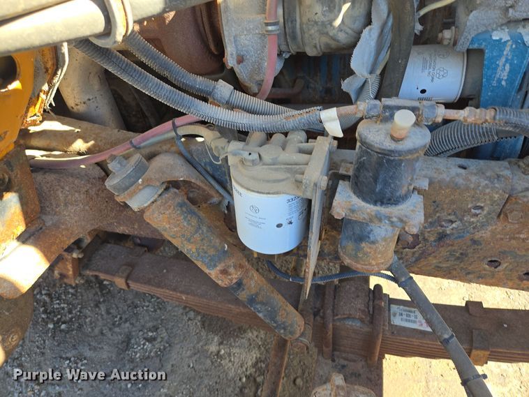 image for item EE8658 2000 International  4900 fuel / lube truck