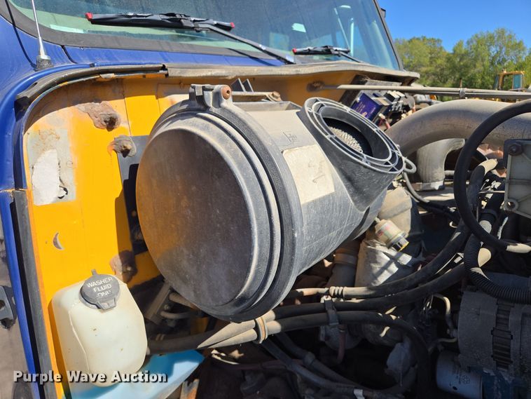 image for item EE8658 2000 International  4900 fuel / lube truck