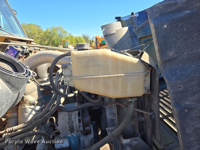 image for item EE8658 2000 International  4900 fuel / lube truck