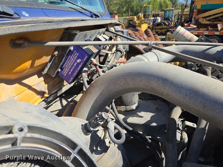 image for item EE8658 2000 International  4900 fuel / lube truck