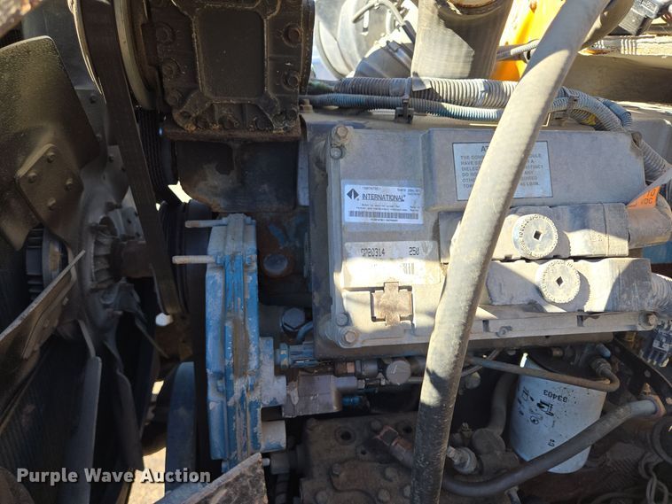 image for item EE8658 2000 International  4900 fuel / lube truck