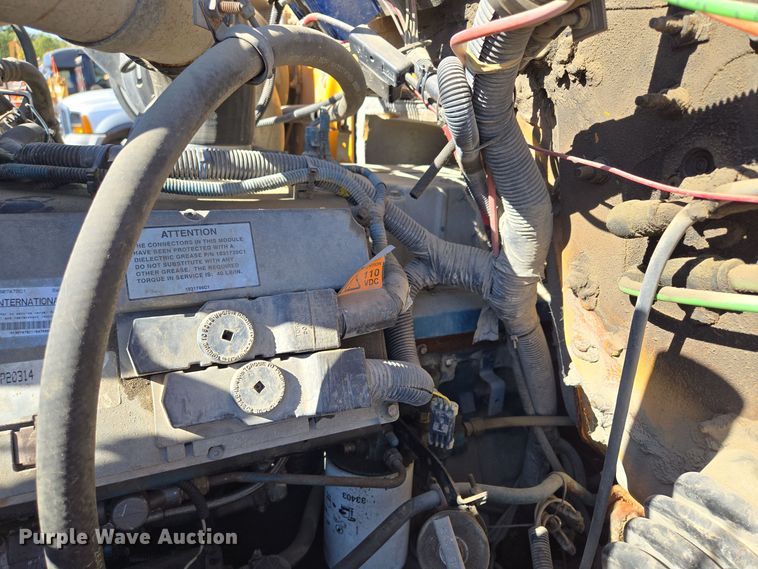 image for item EE8658 2000 International  4900 fuel / lube truck