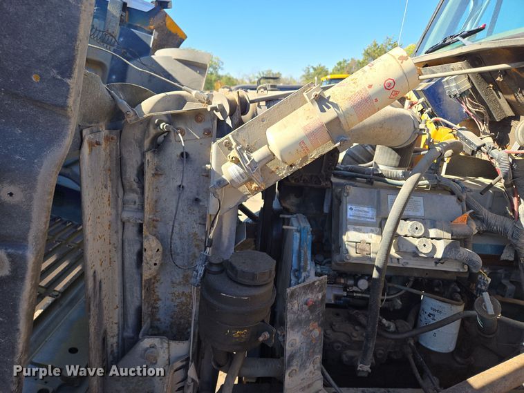 image for item EE8658 2000 International  4900 fuel / lube truck