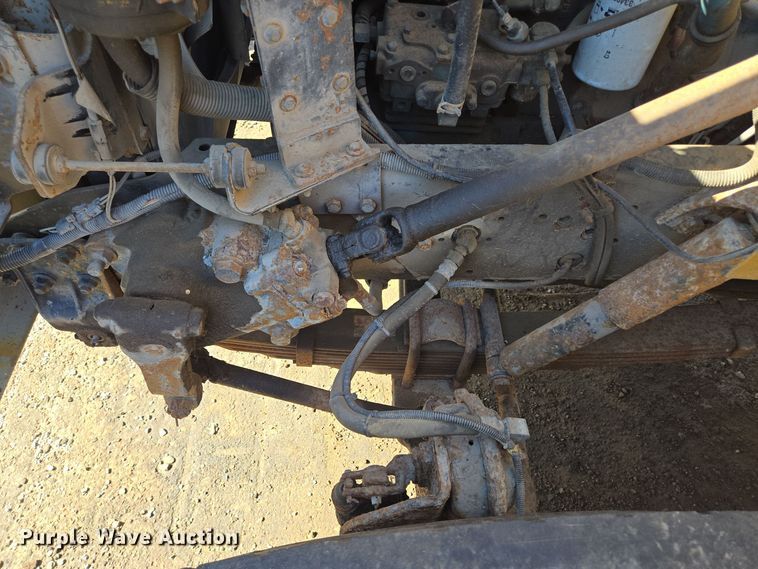 image for item EE8658 2000 International  4900 fuel / lube truck