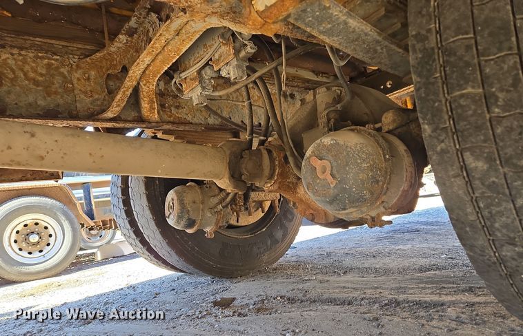 image for item EE8658 2000 International  4900 fuel / lube truck