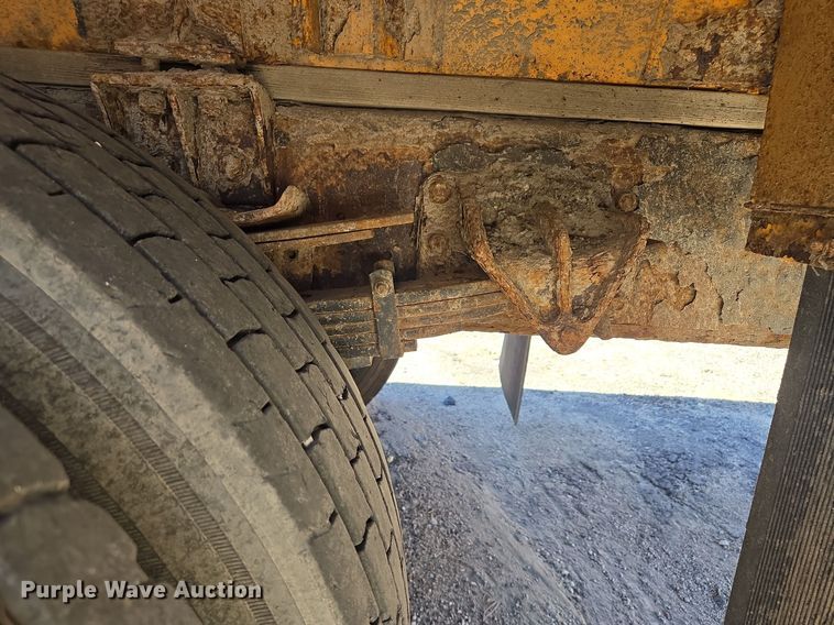 image for item EE8658 2000 International  4900 fuel / lube truck