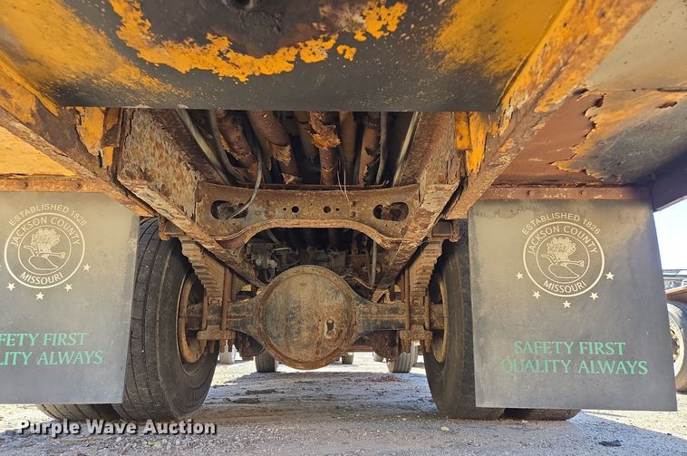 image for item EE8658 2000 International  4900 fuel / lube truck