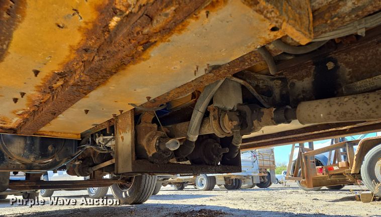 image for item EE8658 2000 International  4900 fuel / lube truck