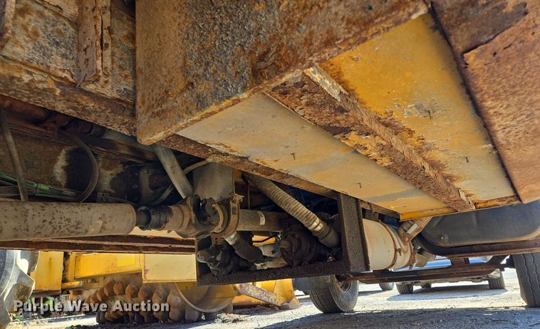 image for item EE8658 2000 International  4900 fuel / lube truck