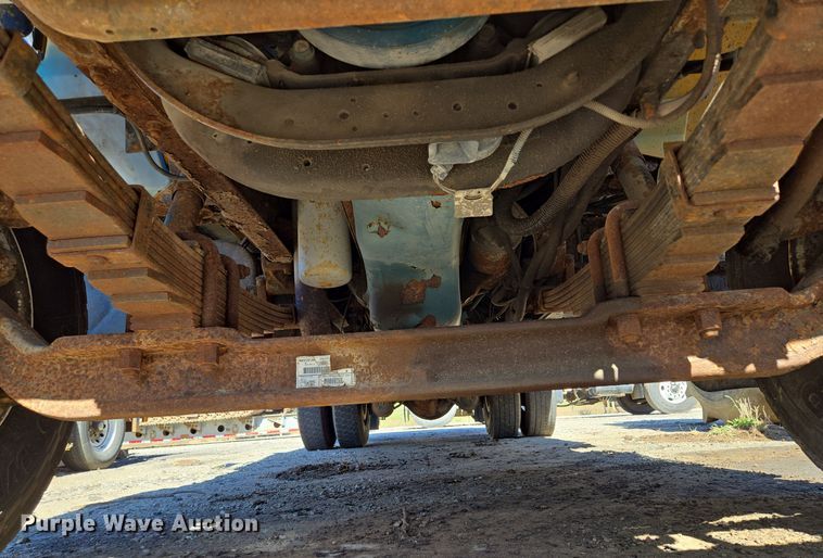 image for item EE8658 2000 International  4900 fuel / lube truck