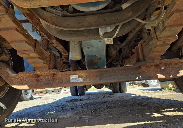 image for item EE8658 2000 International  4900 fuel / lube truck