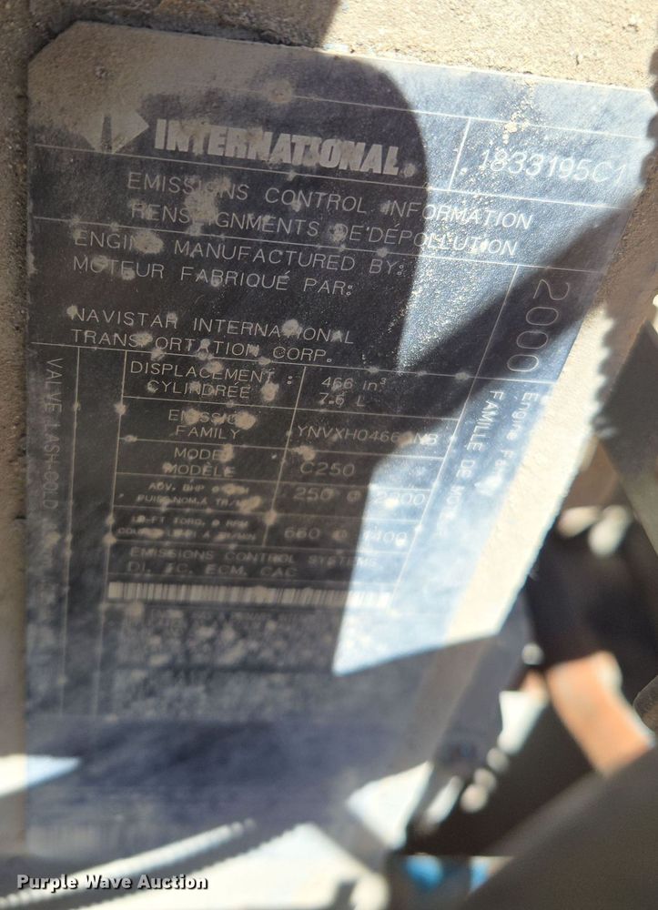 image for item EE8658 2000 International  4900 fuel / lube truck