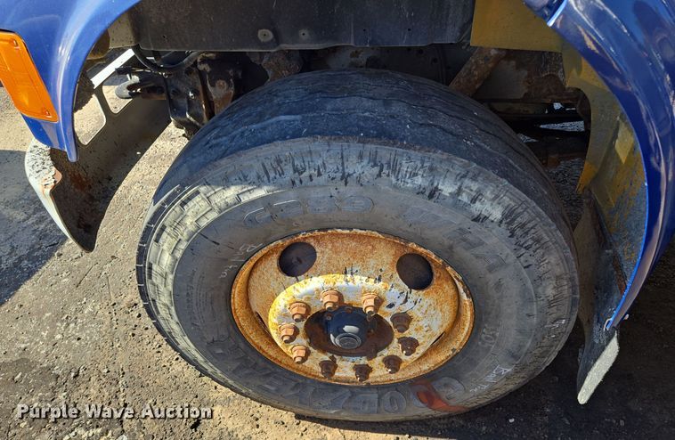 image for item EE8658 2000 International  4900 fuel / lube truck