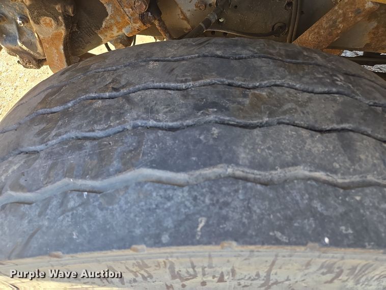 image for item EE8658 2000 International  4900 fuel / lube truck