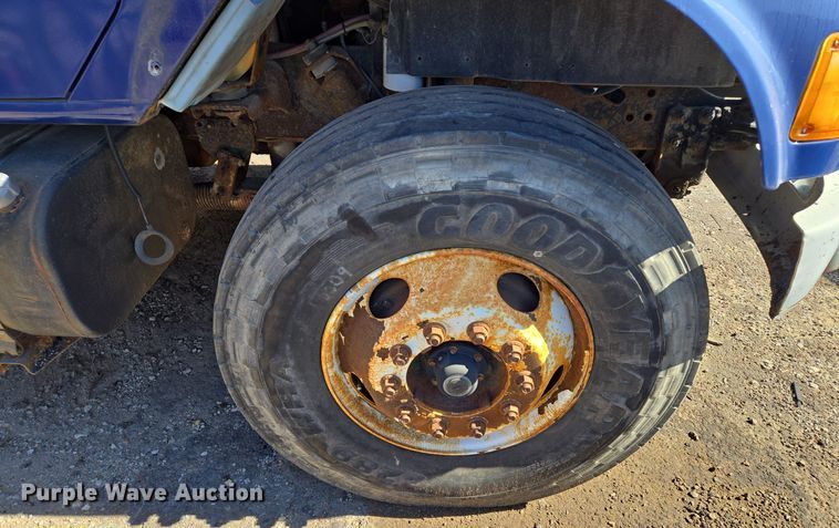 image for item EE8658 2000 International  4900 fuel / lube truck