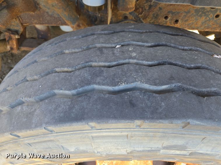 image for item EE8658 2000 International  4900 fuel / lube truck