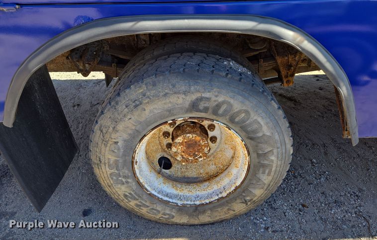 image for item EE8658 2000 International  4900 fuel / lube truck