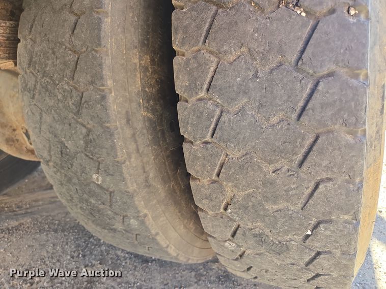 image for item EE8658 2000 International  4900 fuel / lube truck