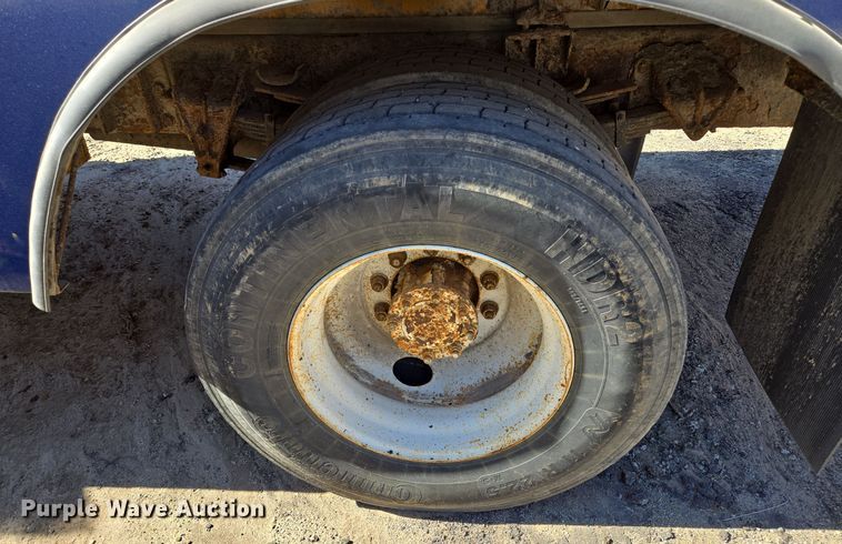 image for item EE8658 2000 International  4900 fuel / lube truck