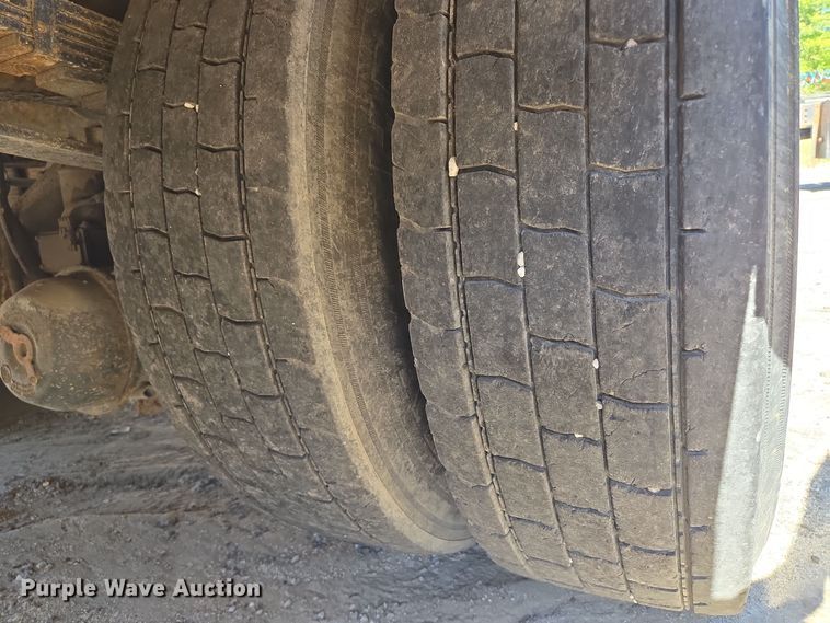 image for item EE8658 2000 International  4900 fuel / lube truck