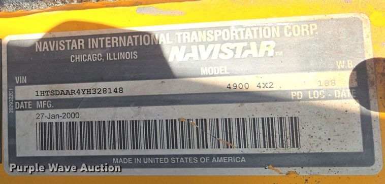 image for item EE8658 2000 International  4900 fuel / lube truck