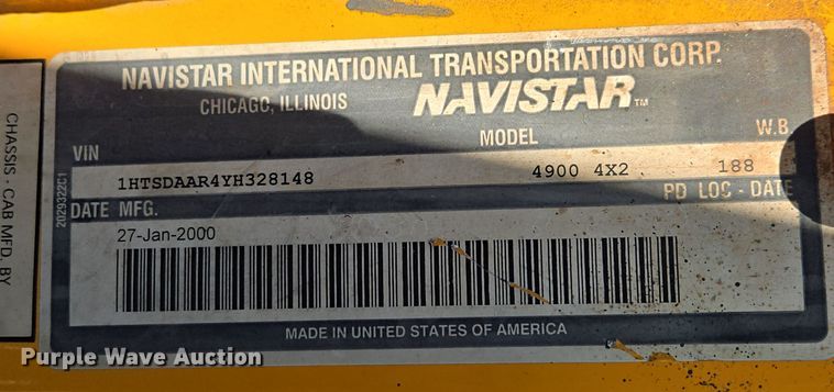 image for item EE8658 2000 International  4900 fuel / lube truck