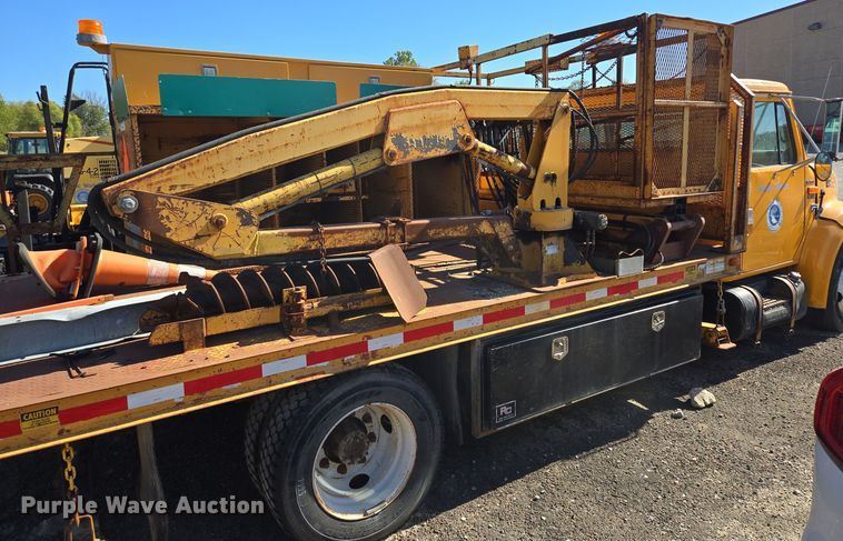 image for item EE8659 1997 International  4700 LP  utility / service truck