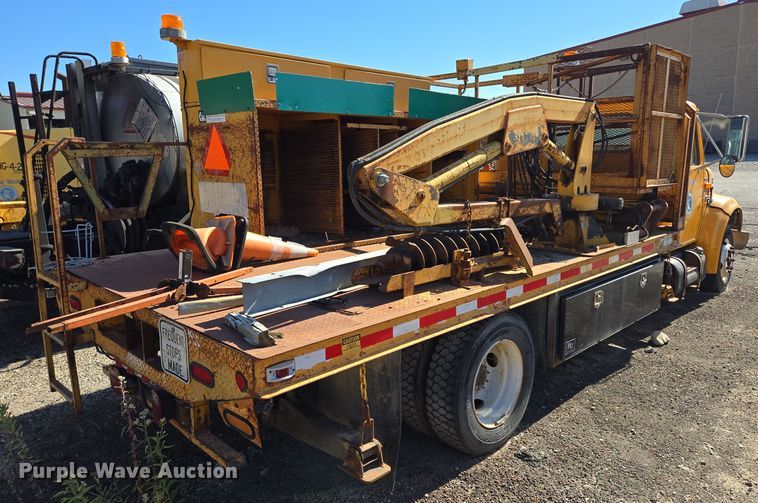 image for item EE8659 1997 International  4700 LP  utility / service truck