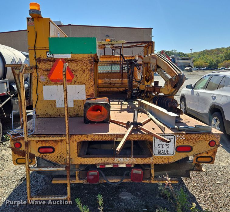 image for item EE8659 1997 International  4700 LP  utility / service truck