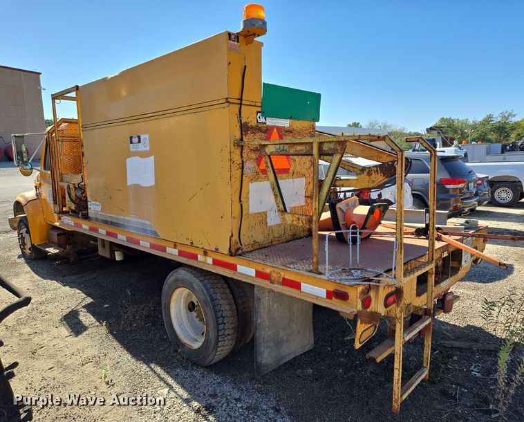 image for item EE8659 1997 International  4700 LP  utility / service truck