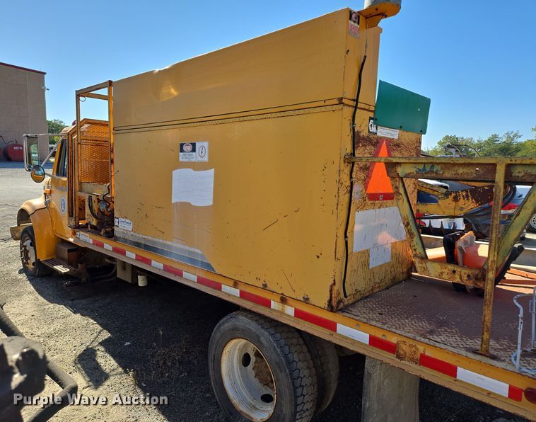 image for item EE8659 1997 International  4700 LP  utility / service truck