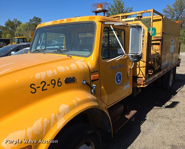 image for item EE8659 1997 International  4700 LP  utility / service truck