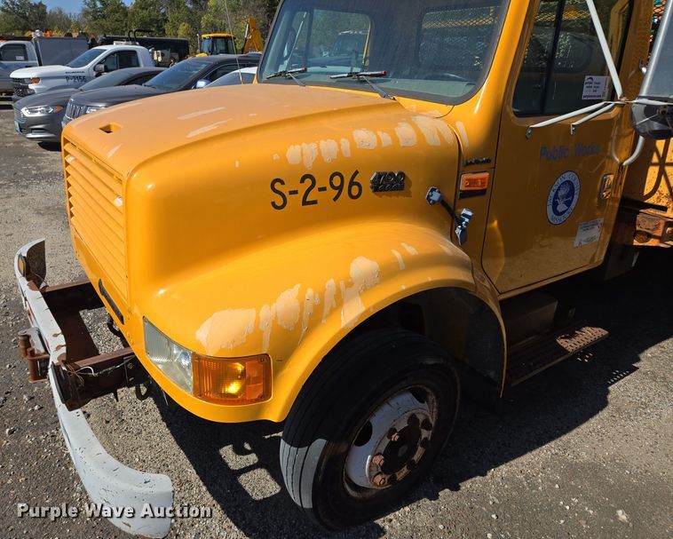 image for item EE8659 1997 International  4700 LP  utility / service truck