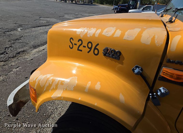 image for item EE8659 1997 International  4700 LP  utility / service truck