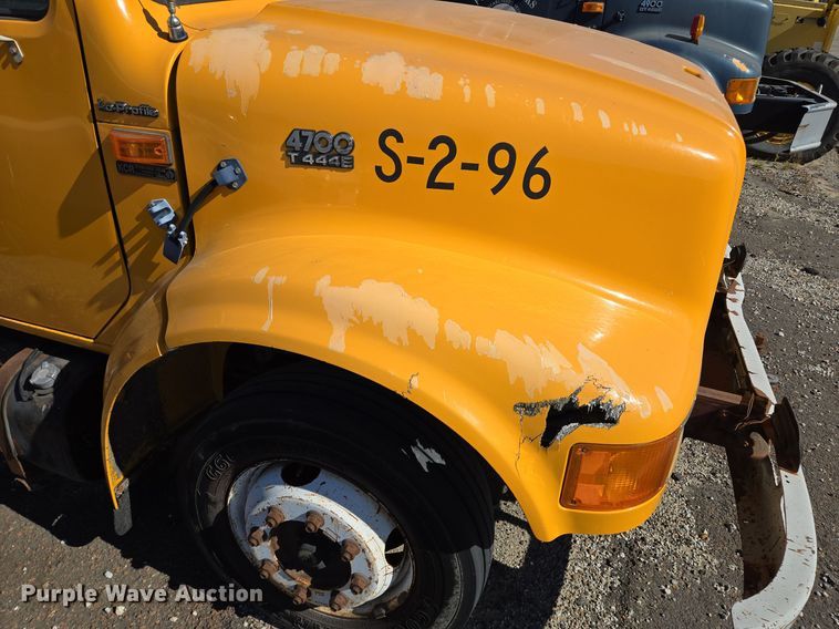 image for item EE8659 1997 International  4700 LP  utility / service truck