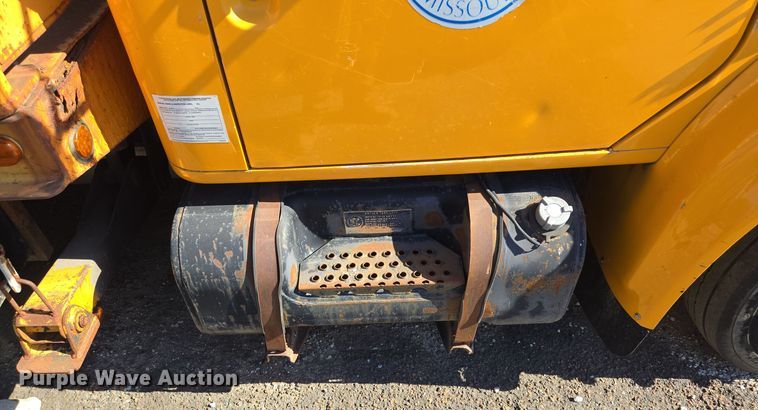 image for item EE8659 1997 International  4700 LP  utility / service truck