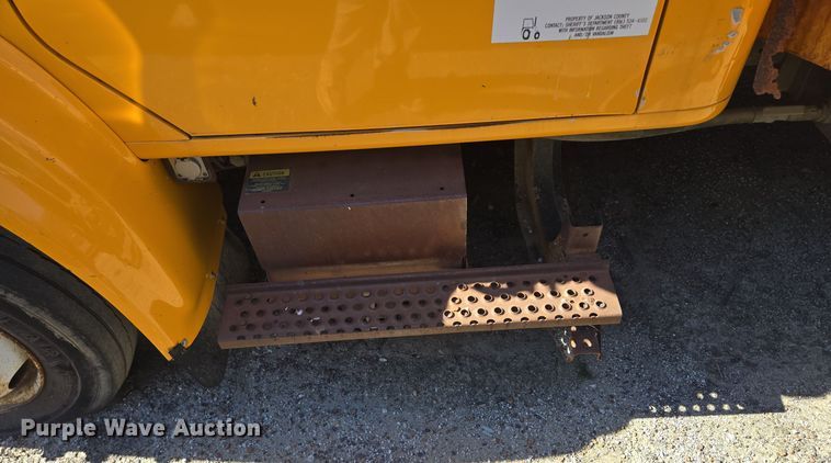 image for item EE8659 1997 International  4700 LP  utility / service truck